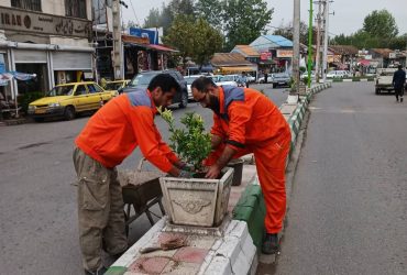 نصب گلدان‌های جدید و گل کاری بلوار اصلی شهر