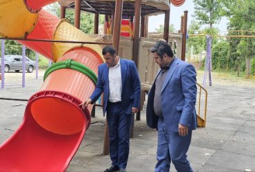 نوسازی و رنگ‌آمیزی وسایل بازی پارک ساحلی گوراب زرمیخ