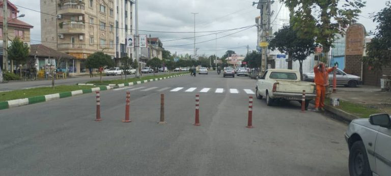 آماده‌سازی و رنگ‌آمیزی گذرگاه‌های عابر پیاده در راستای بازگشایی مدارس و آغاز سال تحصیلی جدید