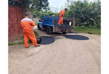 اجرای عملیات لکه‌گیری آسفالت در سطح شهر گوراب زرمیخ