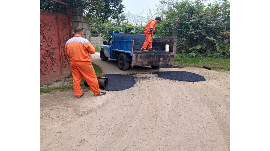 اجرای عملیات لکه‌گیری آسفالت در سطح شهر گوراب زرمیخ