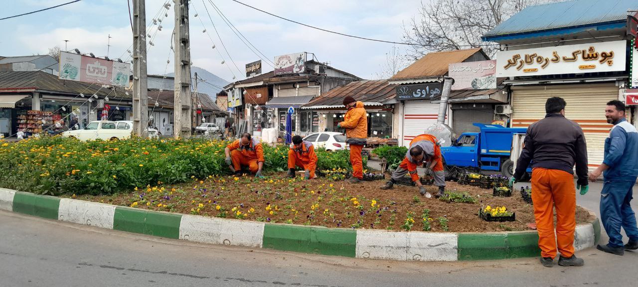 عملیات گسترده کاشت گل‌های فصلی را در میادین و بلوارهای سطح شهر