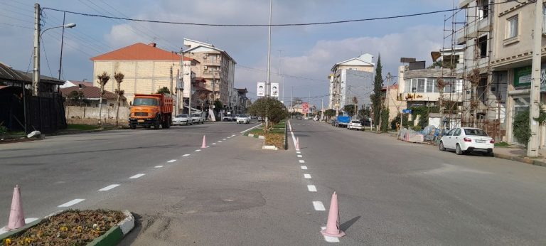 خط‌کشی و به‌روزرسانی خطوط راهنمایی رانندگی در بلوار امام رضا (ع) شهر گوراب زرمیخ