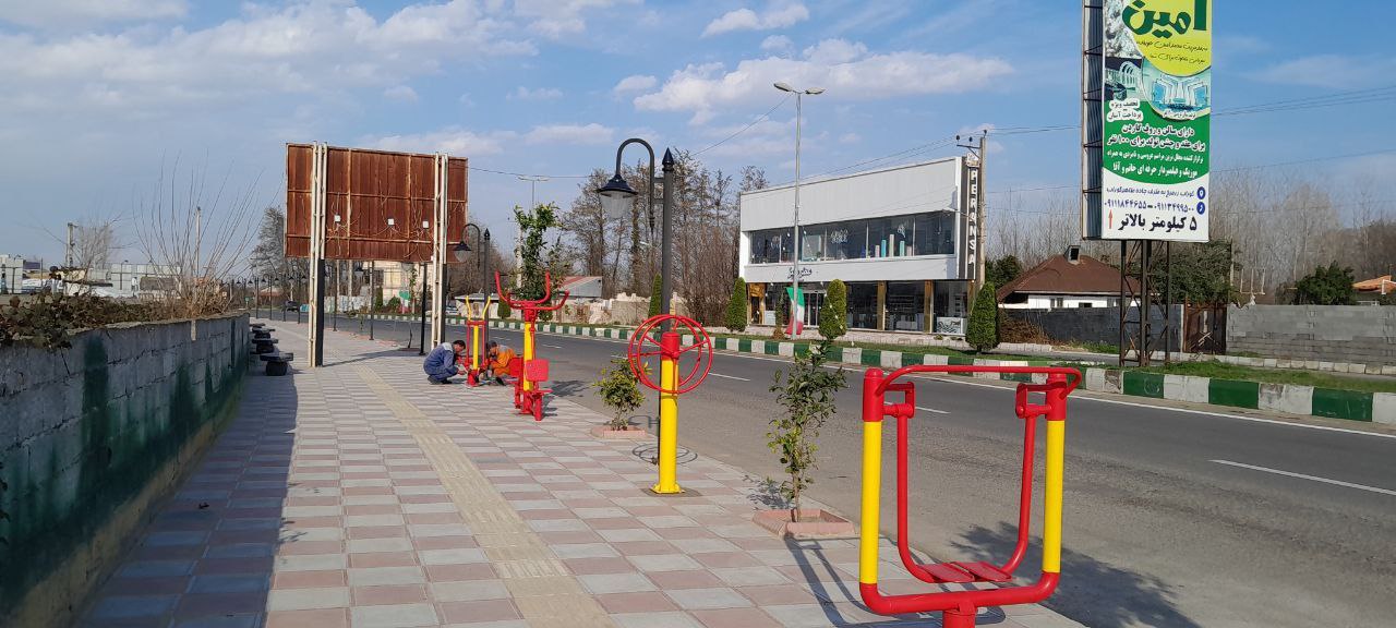 گام تازه شهرداری گوراب زرمیخ در مسیر نشاط شهری؛ نصب ست ورزشی در فضای مکث ورودی شهر