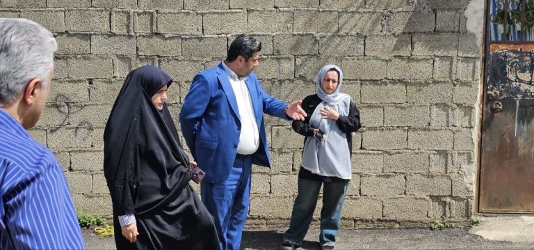 بازدید شهردار گوراب زرمیخ بهمراه عضو شورای شهر از کوچه آزادگان به دنبال درخواست و گزارش شهروندان