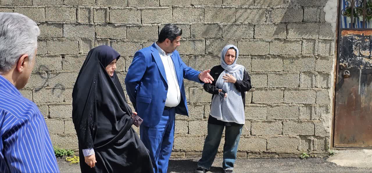 بازدید شهردار گوراب زرمیخ بهمراه عضو شورای شهر از کوچه آزادگان به دنبال درخواست و گزارش شهروندان