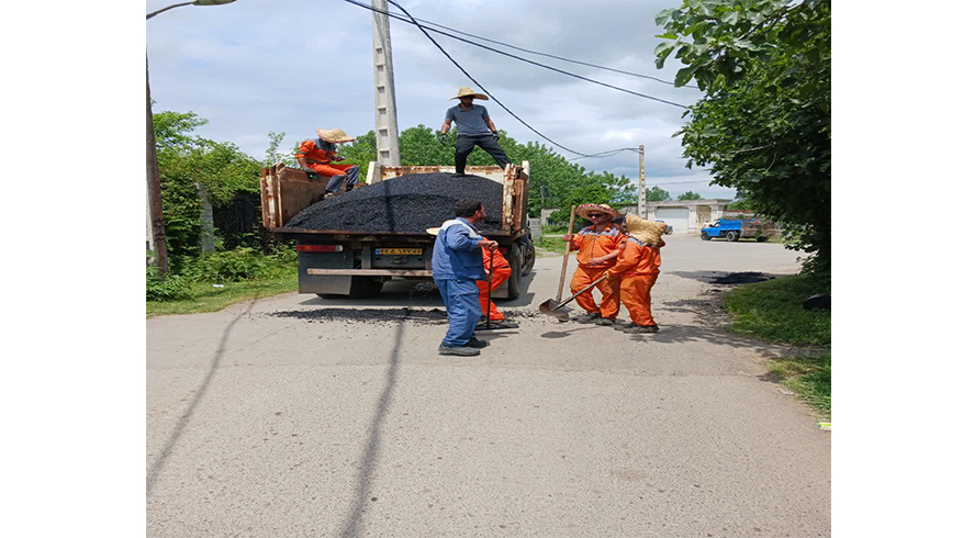 عملیات لکه‌گیری و ترمیم آسفالت معابر سطح شهر