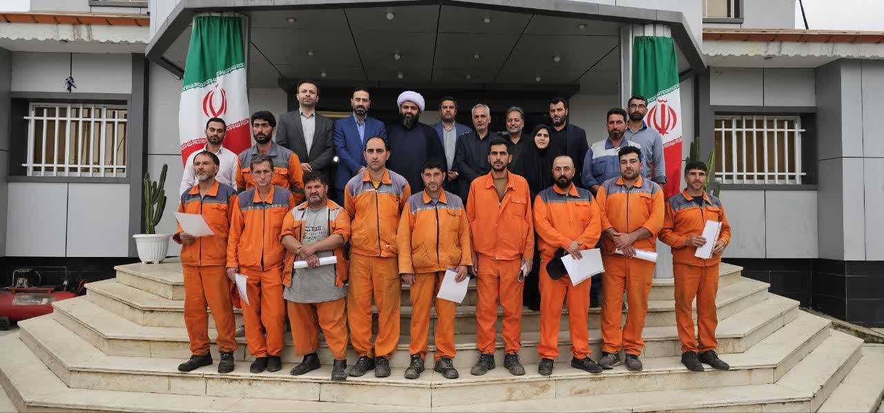 تجلیل از پاکبانان خدوم شهرداری گوراب زرمیخ به مناسبت روز جهانی کارگر